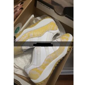 Gently used can send video if needed .No crease Most sipped off.New shoe strings